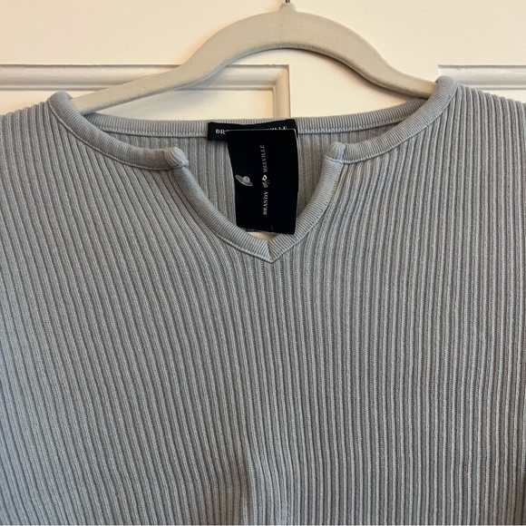NWT Brandy Melville Paige V-Neck Top - Picture 4 of 5